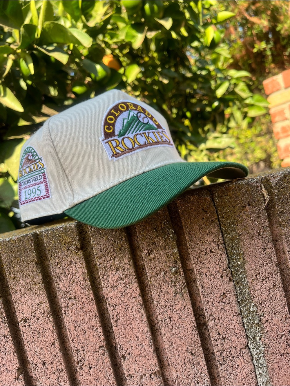 COLORADO ROCKIES CURVED BILL SNAPBACK HAT